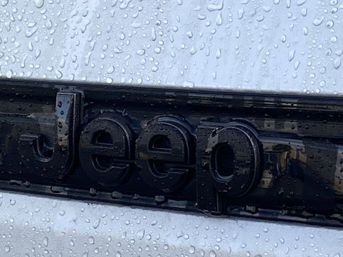 Used 2024 Jeep Grand Cherokee Altitude image 4