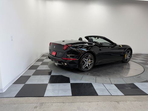 Used 2016 Ferrari California T RWD image 9