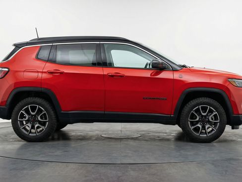 Used 2025 Jeep Compass Trailhawk image 11