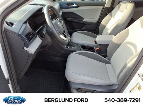 Used 2024 Volkswagen Taos SE image 12