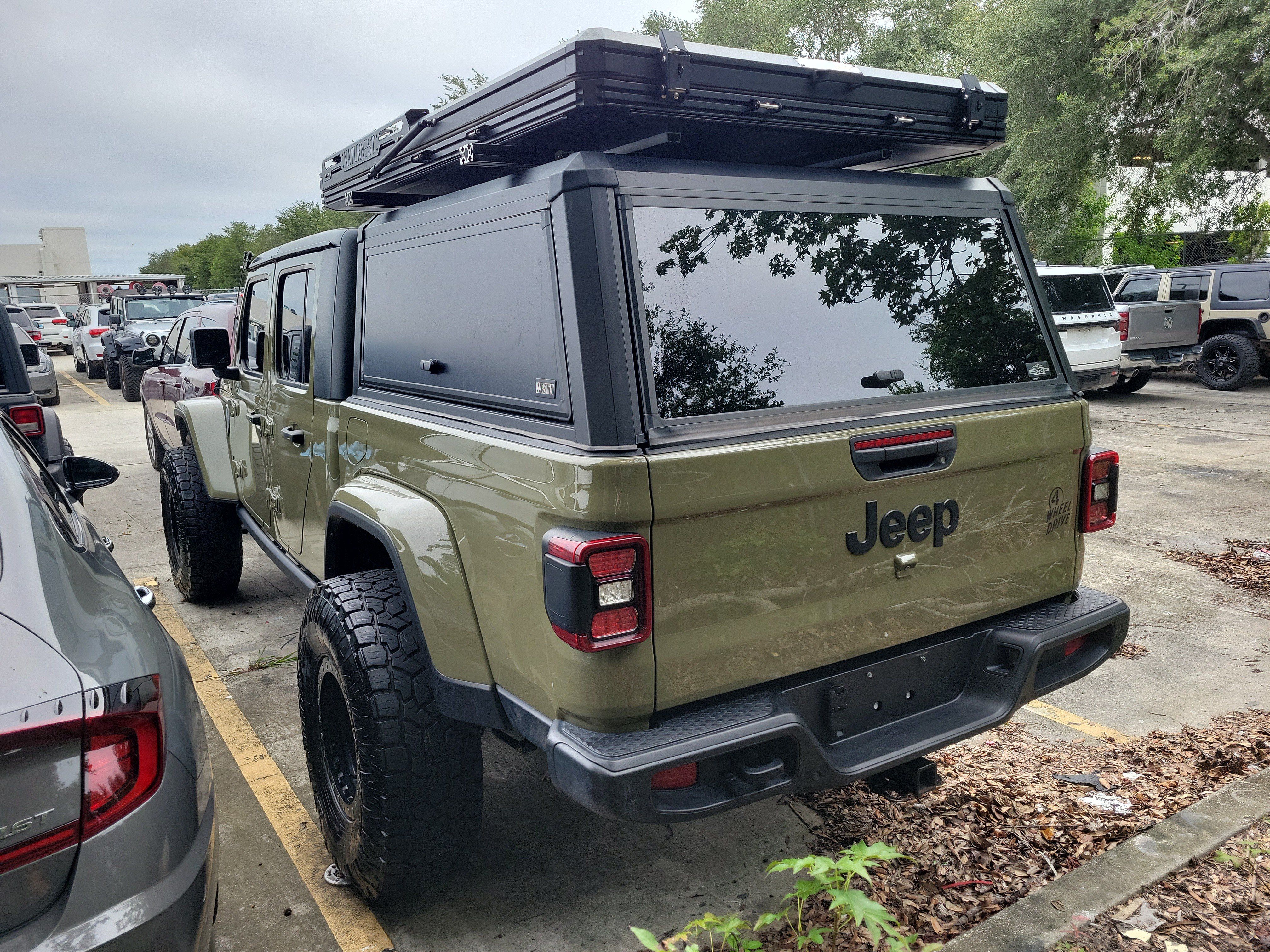 Used 2025 Jeep Gladiator Sport AWD/4WD image 2