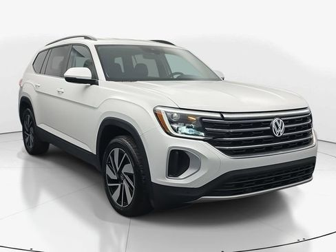 Used 2024 Volkswagen Atlas SE image 2