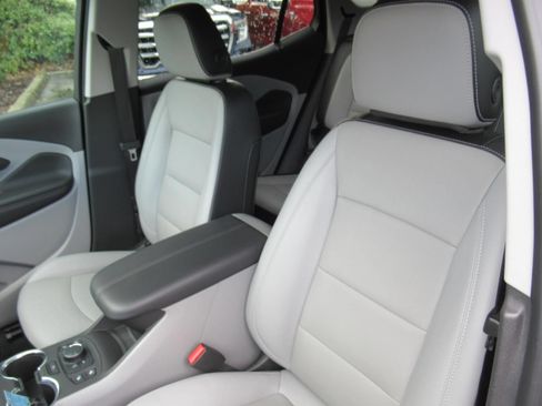 Used 2023 GMC Terrain SLT w/ Infotainment Package II FWD image 17