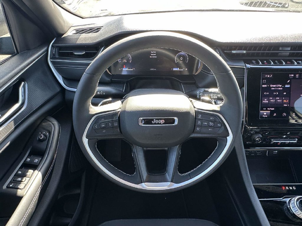 Used 2025 Jeep Grand Cherokee Laredo w/ Luxury Tech Group I AWD/4WD image 13