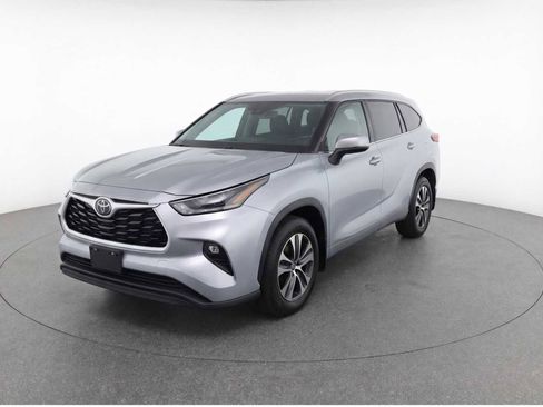 Used 2023 Toyota Highlander XLE AWD/4WD image 1