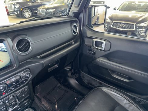 Used 2019 Jeep Wrangler Unlimited Sahara image 30