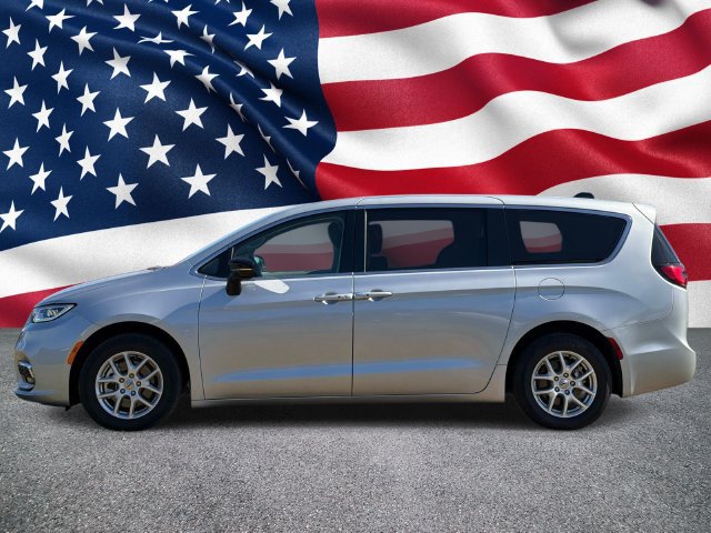 Used 2024 Chrysler Pacifica Touring-L FWD image 11