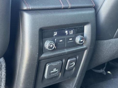 Used 2023 Chevrolet Traverse RS FWD image 28