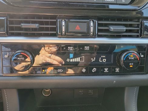 Used 2025 Nissan Pathfinder SV FWD image 18