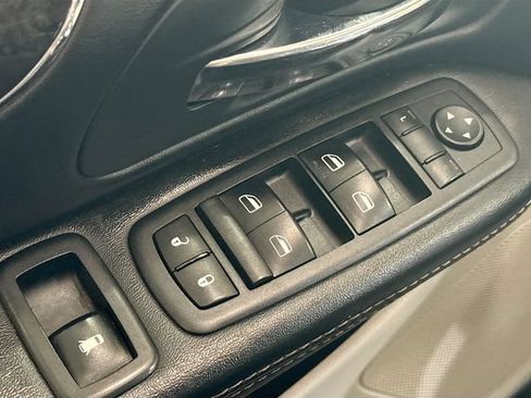 Used 2015 Chrysler Town & Country Touring-L w/ Driver Convenience Group FWD image 17