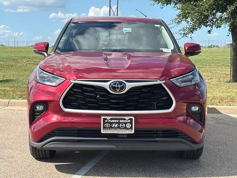 Used 2022 Toyota Highlander LE AWD/4WD image 3