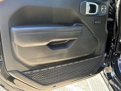 Used 2024 Jeep Gladiator Sport image 21