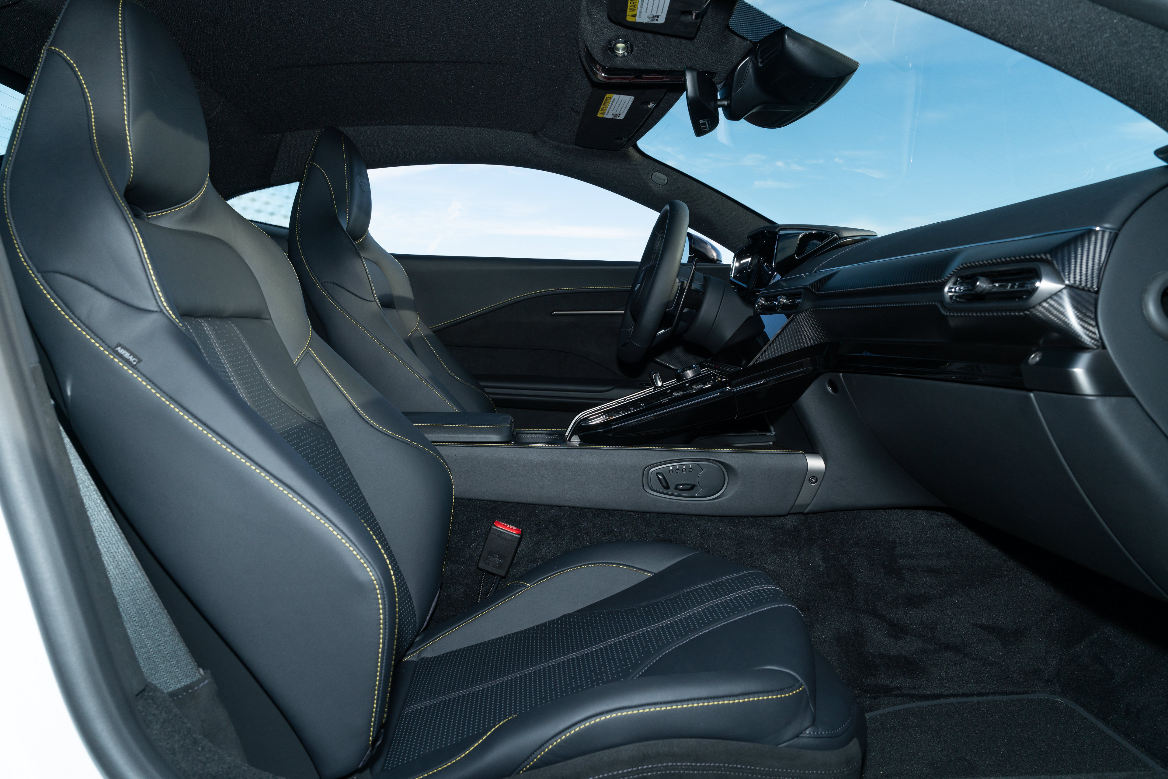 Used 2025 Aston Martin V8 Vantage Coupe RWD image 16