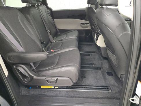 Used 2024 Kia Carnival EX image 10