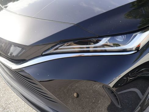 Used 2024 Toyota Venza LE AWD/4WD image 3