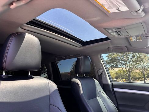 Used 2019 Toyota Highlander XLE AWD/4WD image 39