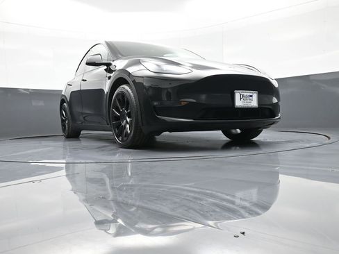 Used 2023 Tesla Model Y Long Range image 29