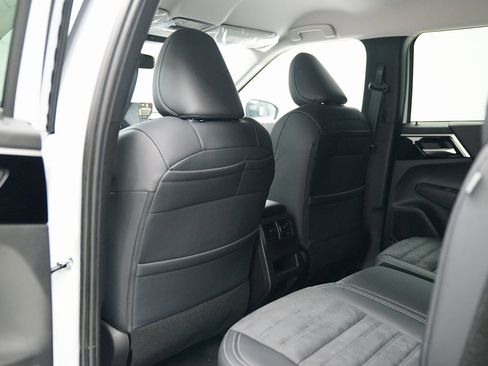 Used 2024 Mitsubishi Outlander SE image 26