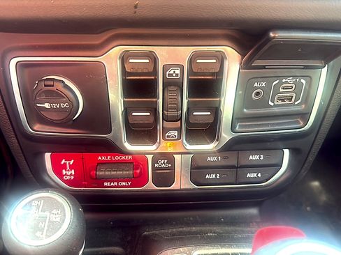 Used 2024 Jeep Gladiator Mojave AWD/4WD image 11
