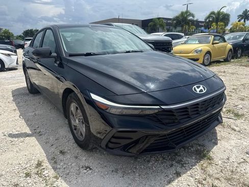 Used 2025 Hyundai Elantra SE w/ Cargo Package FWD image 2