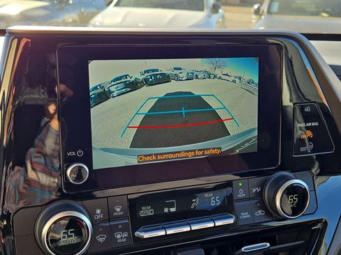 Used 2023 Toyota Highlander LE image 18