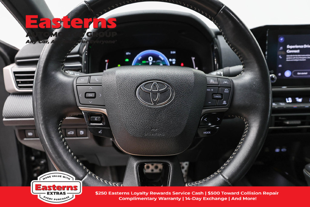 Used 2025 Toyota Camry SE FWD image 11