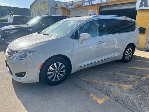Used 2020 Chrysler Pacifica Touring-L Plus FWD image 3