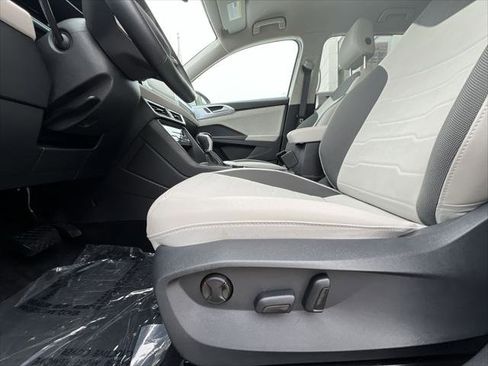 Used 2025 Volkswagen Taos SE image 12