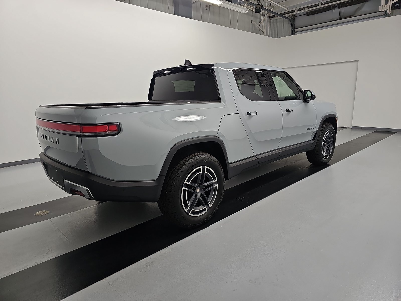 Used 2025 Rivian R1T Adventure Dual AWD/4WD image 5
