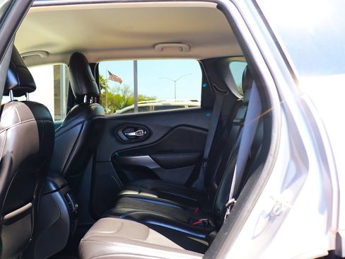 Used 2019 Jeep Cherokee Latitude Plus w/ Comfort/Convenience Group FWD image 34