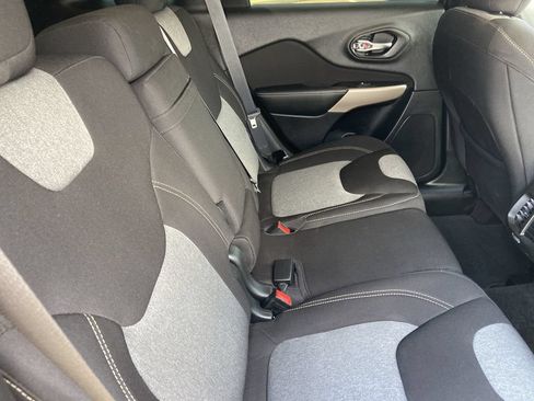 Used 2018 Jeep Cherokee Latitude w/ Safety Group AWD/4WD image 22