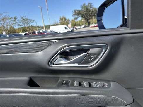 Used 2022 GMC Yukon XL SLT w/ SLT Premium Package image 13