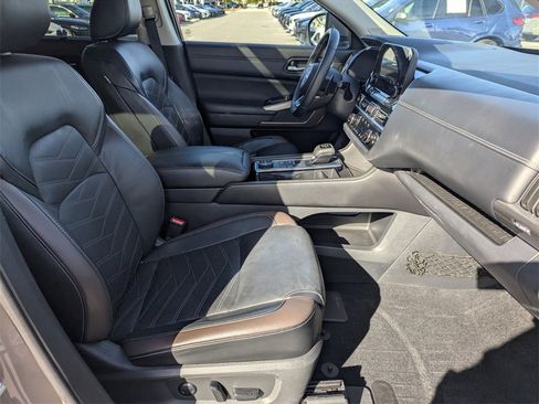 Used 2023 Nissan Pathfinder Platinum image 10