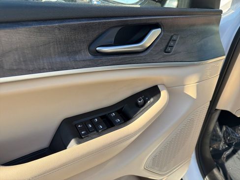 Certified 2023 Jeep Grand Cherokee Limited image 3