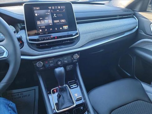 Used 2025 Jeep Compass Latitude image 21