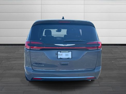 New 2025 Chrysler Pacifica Select image 5