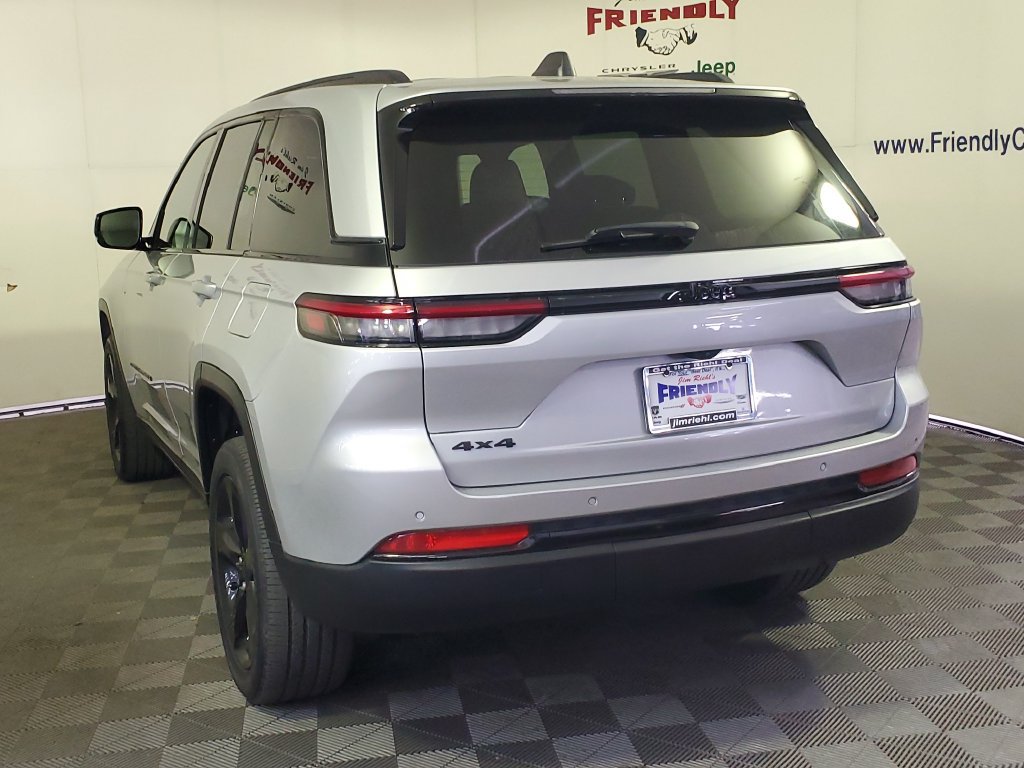 Used 2024 Jeep Grand Cherokee Altitude AWD/4WD image 4