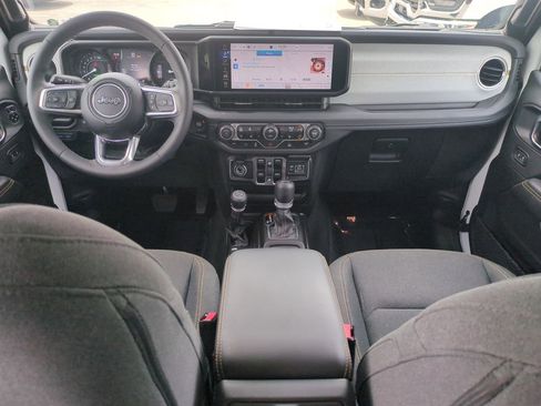 Used 2025 Jeep Wrangler Unlimited Sahara AWD/4WD image 16