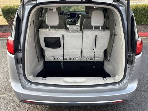 Used 2017 Chrysler Pacifica Touring-L w/ Tire & Wheel Group image 6