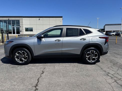 Used 2024 Chevrolet Trax LT w/ LT Convenience Package FWD image 4