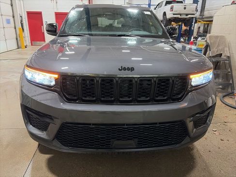 Certified 2024 Jeep Grand Cherokee Altitude image 2