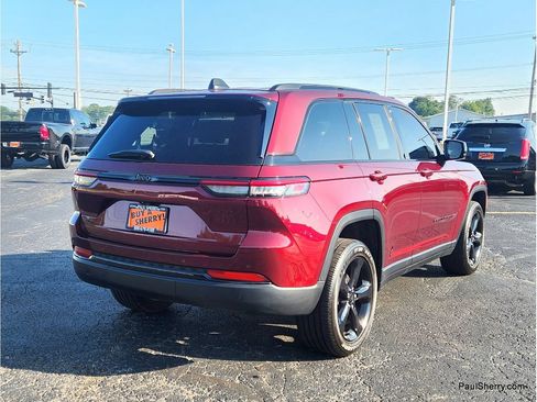 Used 2023 Jeep Grand Cherokee Altitude AWD/4WD image 8
