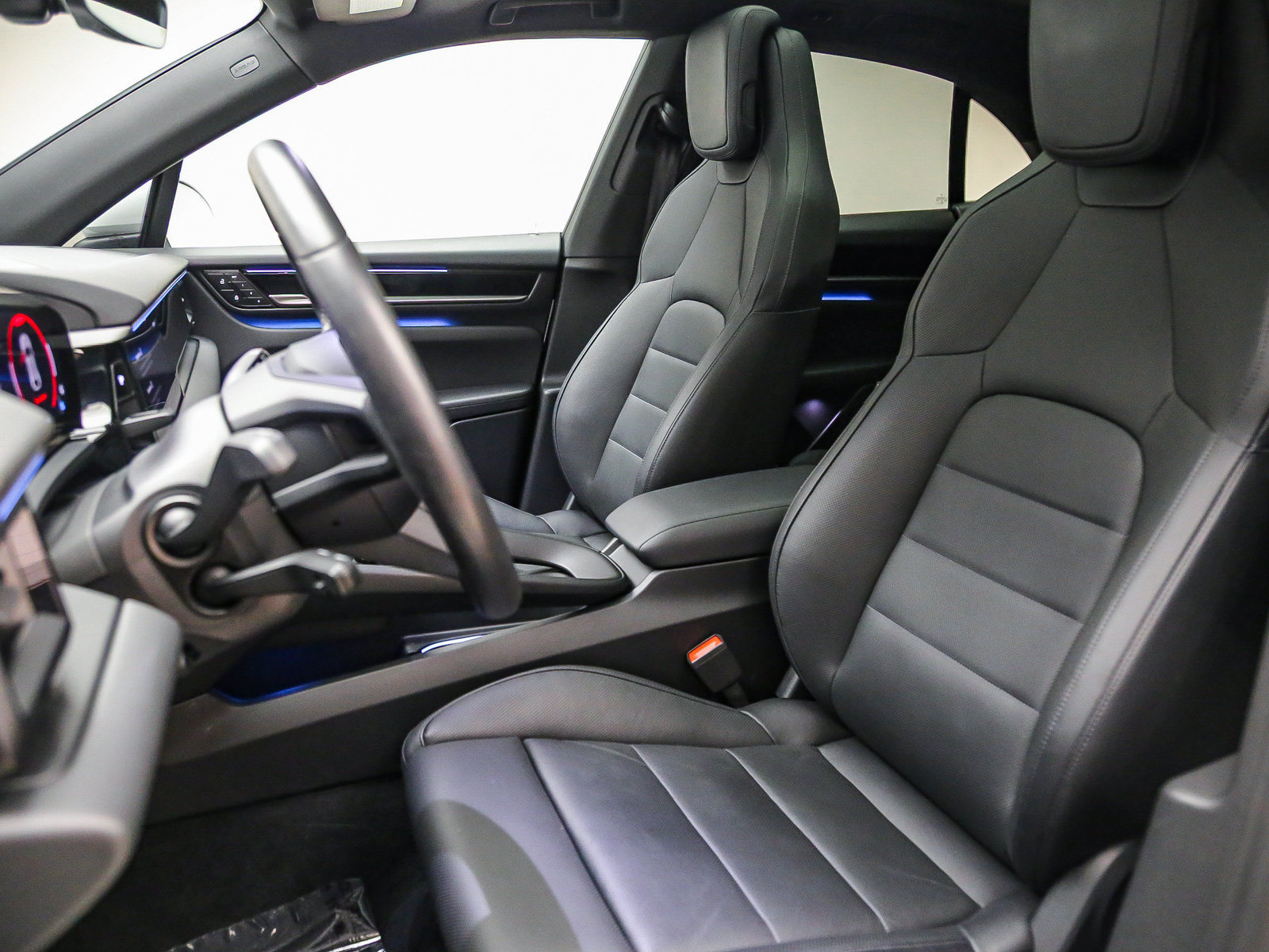 Certified 2025 Porsche Macan 4S Electric AWD/4WD image 5