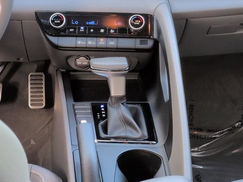 Used 2025 Hyundai Elantra Sport FWD image 17