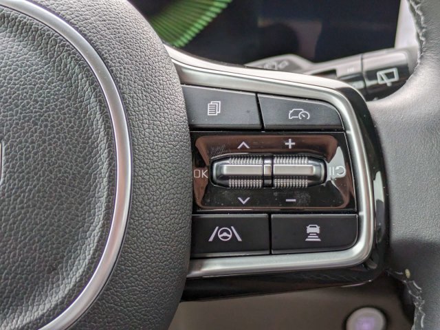 Used 2025 Kia Carnival EX FWD image 28