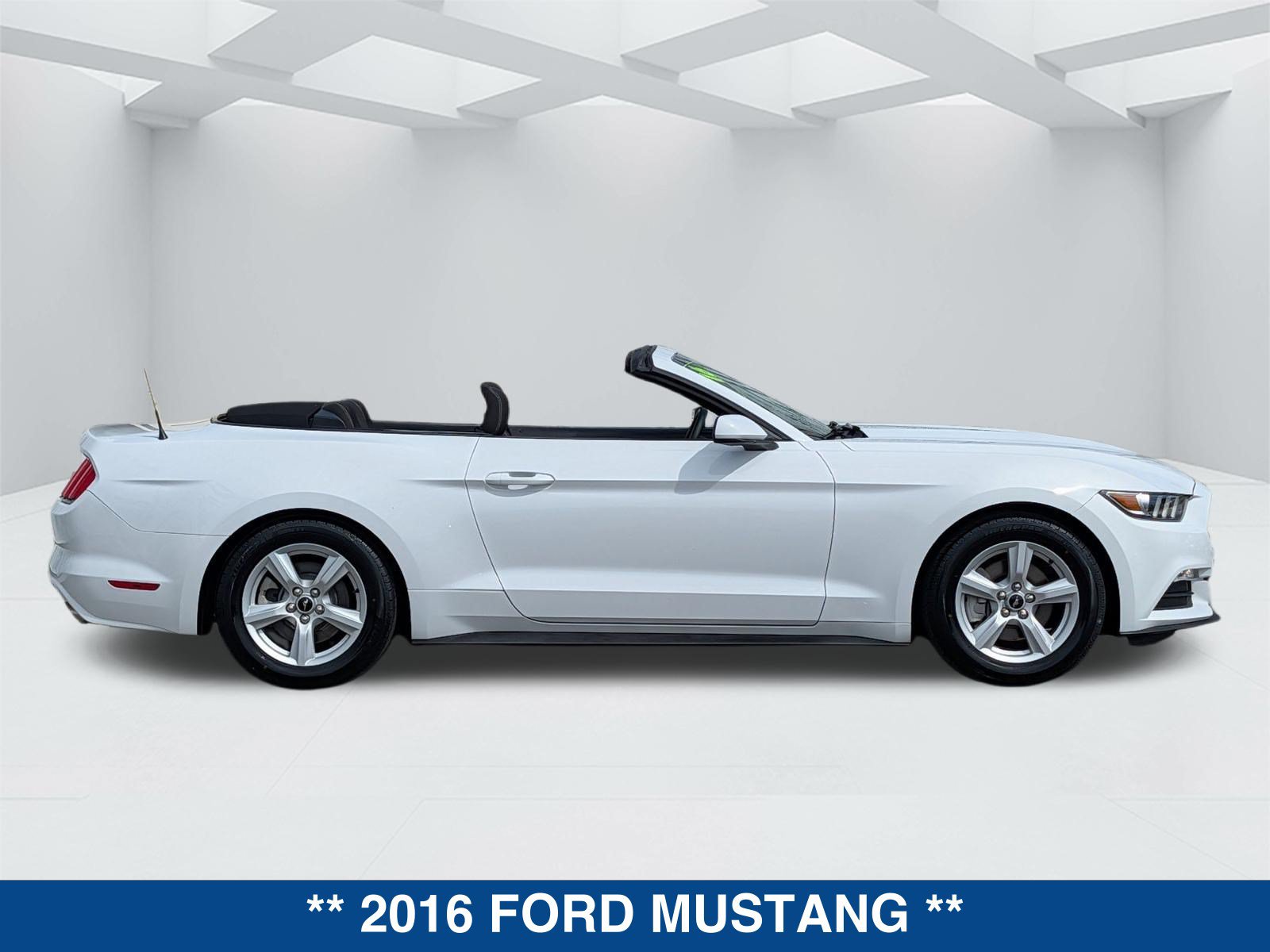 Used 2016 Ford Mustang Convertible RWD image 4