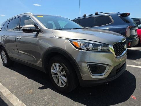 Used 2017 Kia Sorento FWD image 1