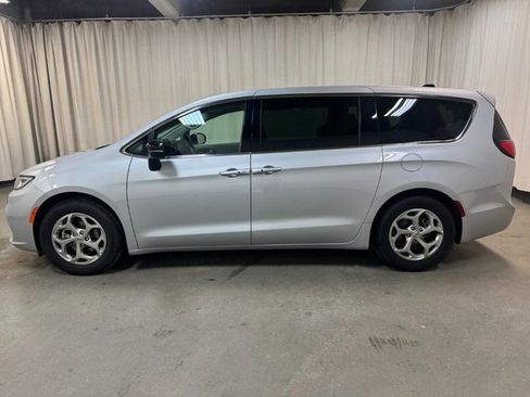 Used 2024 Chrysler Pacifica Limited image 8