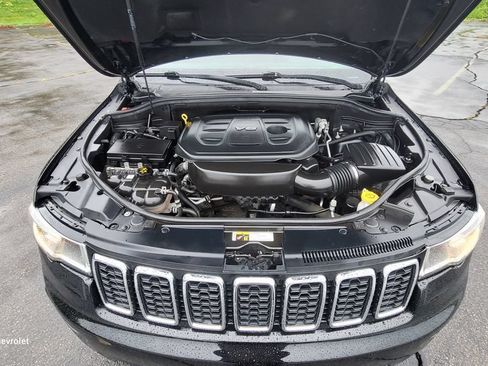 Used 2018 Jeep Grand Cherokee Laredo AWD/4WD image 17