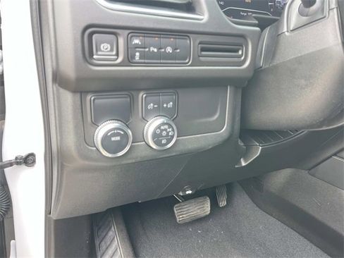 Used 2024 GMC Yukon SLT image 32